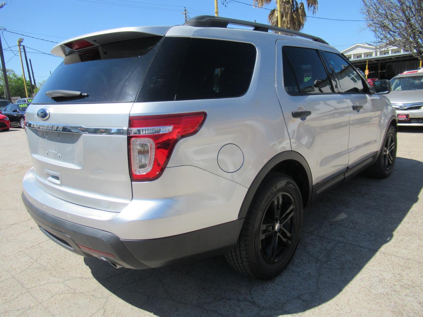 2015 Silver /Gray Ford Explorer XLT (1FM5K7B8XFG) with an 3.5L V6 F DOHC 24V engine, Automatic transmission, located at 1511 North Shepherd Dr., Houston, TX, 77008, (281) 657-1221, 29.798361, -95.412560 - 2015 FORD EXPLORER VIN: 1FM5K7B8XFGB17981 1 F M 5 K 7 B 8 X F G B 1 7 9 8 1 4 DOOR WAGON/SPORT UTILITY 3.5L V6 F DOHC 24V GASOLINE FRONT WHEEL DRIVE - Photo#34